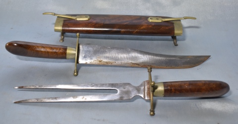 Cuchillo y tenedor, para trinchar, en estuche de madera. Frente: 50 cm. . 66 ó 99
