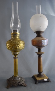 Dos lámparas de mesa a querosene, distintas. Alto: 64 cm.