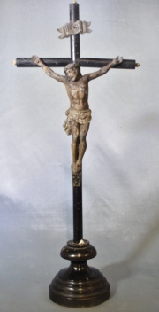 Crucifijo, cruz de madera cristo de metal. Tiros de polilla. Alto: 56 cm. 54