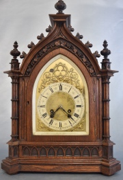 Gran Reloj de mesa estilo Neogótico. Con péndulo y llave. Alto: 59 cm. -156.