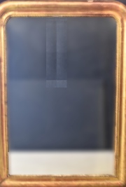 Espejo estilo francés con marco dorado. Desperfectos. Mide: 114 x 83, 5 cm. 272
