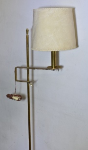 Par de lámparas de bronce dorado, con pantallas. Alto: 154 cm. S/N°