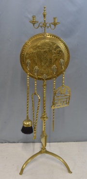 Candelabro y porta atizadores, de pie, de bronce dorado. Alto: 135 cm. -170
