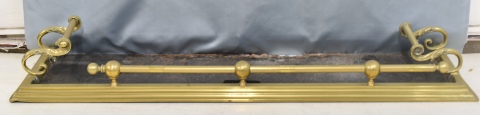 Defensa de chimenea de bronce dorado. Frente: 137 cm. Prof.: 37 cm. -185