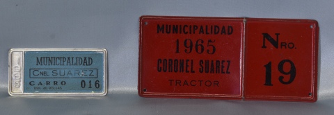Dos Patentes. 1 de Tractor 1965. Coronel Suarez N° 19 y otra de Carro 1965 Cnelñ Suarez N° 016. 2 Piezas