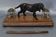 Tintero (faltan tapitas) doble, con perro hierro y aqbrecartas japones. 2 Piezas