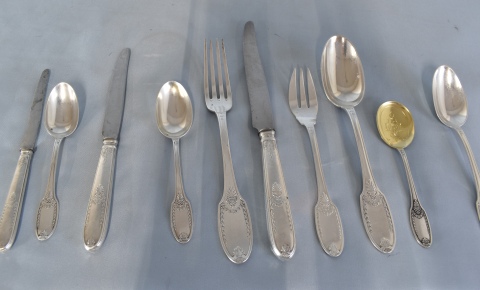 Juego de cubiertos de plata francesa: 16 cuchillos mesa (3 con desperfectos), 11 tenedores y 16 cucharas..Total: 281 pz.