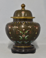 Potiche chino de bronce y esmalte cloisonné. Alto 25 cm. Base madera.