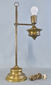 Lámpara de mesa en bronce dorado. sin pantalla.