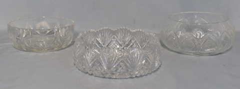 Tres ensaladeras de cristal tallado. Diámetro promedio: 21 cm.
