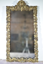 Espejo marco dorado. Mide: 90 x 46 cm.