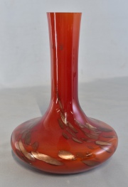 Vaso de vidrio, naranja con inclusiones doradas. Alto: 24 cm.