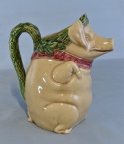Jarra 'Cerdo', cerámica esmaltada. Alto: 23 cm.