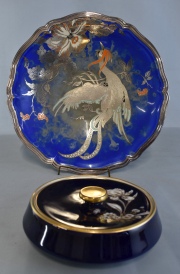 Frutera Roshental fisurada y Caja porcelana alemana azul. Diámetro: 33,7 y 18 cm respectivamente.