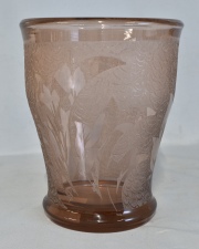 Vaso de vidrio color borravino, grabado al ácido. Alto: 26,5 cm Diámetro: 22 cm.
