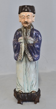 Personaje chino, figura de porcelana policromada. Desperfectos y restauros. Alto: 35 cm.