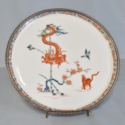 Bandeja circular de porcelana con dragón. Diámetro: 31,7 cm.