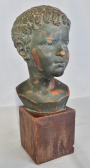 Busto de Niño, de terracota patinada verde, por Sorgel. alto:35 cm.