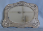 Espejo, marco de plata inglesa. Falta lengueta de cuero posterior. Alto: 42 cm. Frente: 50 cm.