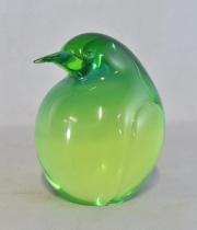 Pisapapel 'Pingüino', de vidrio color verde. Alto: 13 cm.