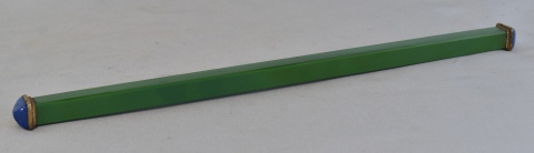 Vara verde con punteras azules. Largo: 37 cm.