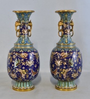 Par de Vasos chinos de bronce cloisonné, asas con dragones. 26 cm.