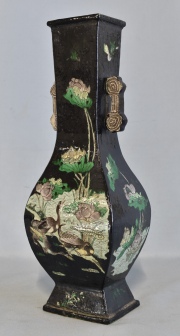 Vaso de porcelana oriental, motivos florales sobre esmalte negro. Levemente cachada un asa. Alto: 35,5 cm. .