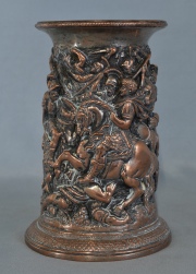 Vaso Italiano, de enchapado de cobre decorado con guerreros, desgastes. 20 cm.