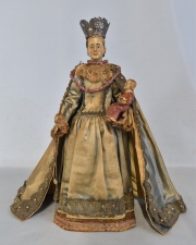Virgen de la Consolación, Coronada. Niño con faltantes. Alto: 40 cm.
