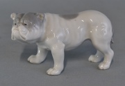 Perro bulldog holandés de porcelana Heubach. Largo: 11 cm.