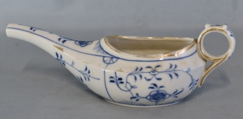 Pistero, Recipiente con pico de porcelana Maw blanca, decoración azul. Largo: 20,7 cm.