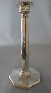 Cuatro candeleros de plata inglesa. Pequeñas abolladuras. Platero James Carr. Alto 23.5 cm.