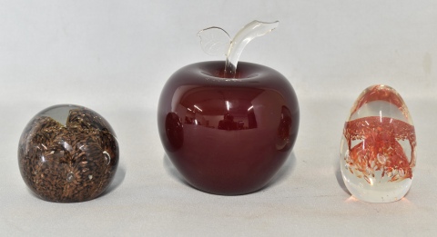 Tres Pisapapeles, uno más grande en forma de manzana. Alto manzana: 12 cm.