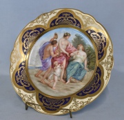 Plato de porcelana CVM con decoración de escena clásica con músicos. Diámetro: 24,6 cm.