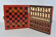 Juego de ajedrez Chino . Tablero en el estuche, con 32 trebejos de pasta. Despintes. 23,3 x 23,3 cm.