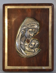 Virgen con Niño, Belgiorno con estuche. Mide: 13 x 9,7 cm.