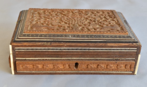 Caja de madera tallada, faltantes. Mide: 18 x 13 cm.