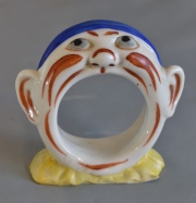 Servilletero, payaso de porcelana. Alto: 7.5 cm.