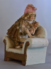 Niña sobre sillón, figura de porcelana, averías. 11 cm.