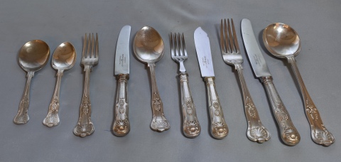 Juego de cubiertos metal plateado inglés incompleto: 11 tenedores mesa, 10 cucharas, 11 cuchillos, 11 cucharas te, 11 c