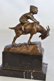 Julius Paul Schmidt Felling, Niño sobre una cabra, escultura de bronce. Alto total: 16,5 cm.