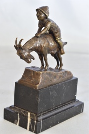 Julius Paul Schmidt Felling, Niño sobre una cabra, escultura de bronce. Alto total: 16,5 cm.