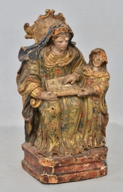 Santa Ana enseñando a leer a la Virgen, talla Quiteña, tiros de polilla. alto: 25,4 cm.