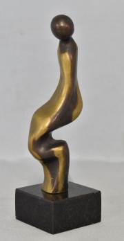 Figura de bronce de Daisy Nasser. N° 31/80. Alto total: 19,5 cm.