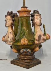 Lámpara de mesa de cerámica con mujeres y frutos. Deterioros en base. Con base de madera cuadrangular. Alto vaso: 42 cm