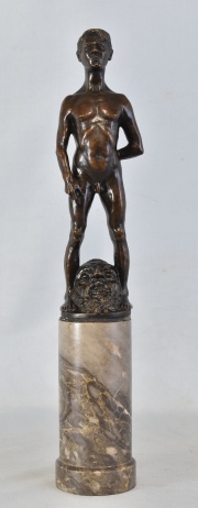 David y Goliat, escultura de bronce firmada M. Lewy. Pequeño pedestal mármol, desperfecto. Alto total: 42 cm.