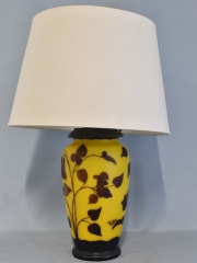 Vaso transformado en lámpara, de vidrio, firmado Velez. Alto vaso: 34 cm.