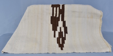 Manta de lana beige en dos paños, con guarda pampa marrón. Mide: 194 x 162 cm.