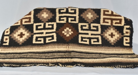 Poncho para Niño de lana, en tonos de negro, marrón y beige. Mide: 160 x 92 cm.