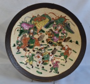 Par de platos orientales de cerámica con escenas guerreras. Diámetro 37 cm.